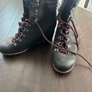 Black Sorel Boots  size 9. Red Laces. Lightly worn. Great condition